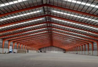 Vorgefertigte modulare Stahlkonstruktion Werkstatt Gebäude Industrie kommerzielle Anwendungen Individuelle Abmessungen Dauerhalter Rahmen Witterungsbeständig Produktionsbetriebe Logistik Lagerhäuser Landwirtschaft Schuppen