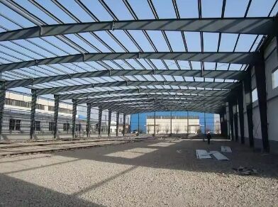 Vorgefertigte Stahlkonstruktion, Lagerhalle, industrieller Metallrahmenbau, weitgespannter Lagerschuppen, kommerzielle Logistikfabrik
