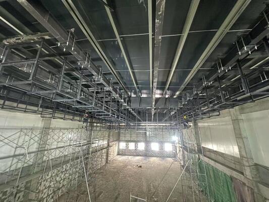 Einfeldriges vorgefertigtes Stahlgebäude, Textilfabrik, Werkstatt, seitliche Zugangstüreinheiten, verzinkte Stahlsäulen, Montage vor Ort
